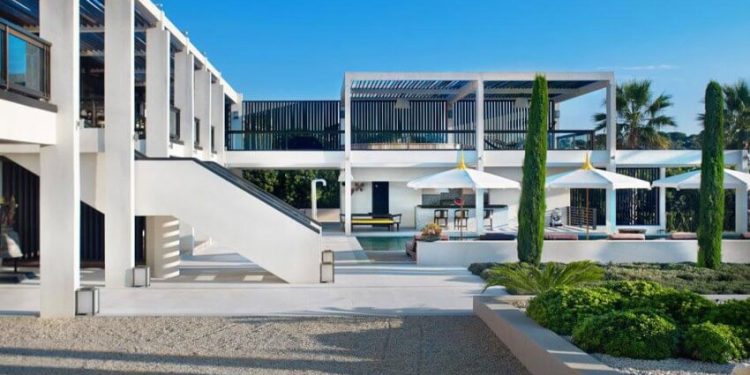 Biệt thự hiện đại sang trọng trên Cap d'Antibes 1 Biệt thự hiện đại sang trọng trên Cap d'Antibes