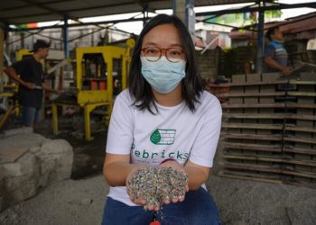 biến rác thải thành gạch lát đường